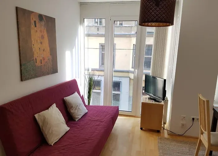 Bright Apartment In Hip & High Quality Neighborhood