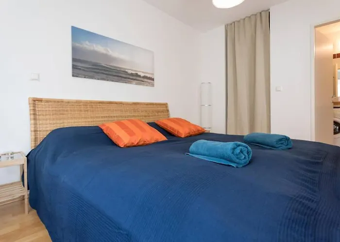 Bright Apartment In Hip & High Quality Neighborhood