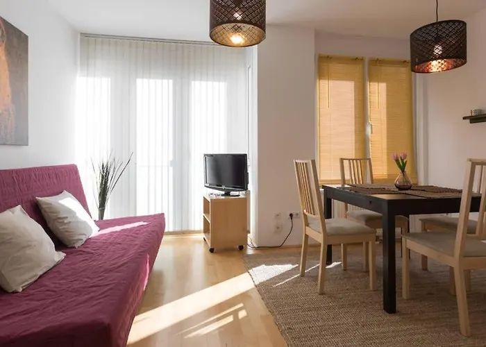 Bright Apartment In Hip & High Quality Neighborhood